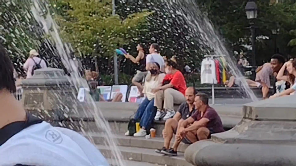 Juggling on Washintong Square Park